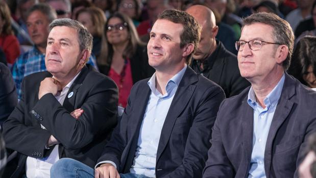 Ruíz RIvas, izquierda, con Pablo Casado y Núñez Feijóo, este domingo en Ribeira