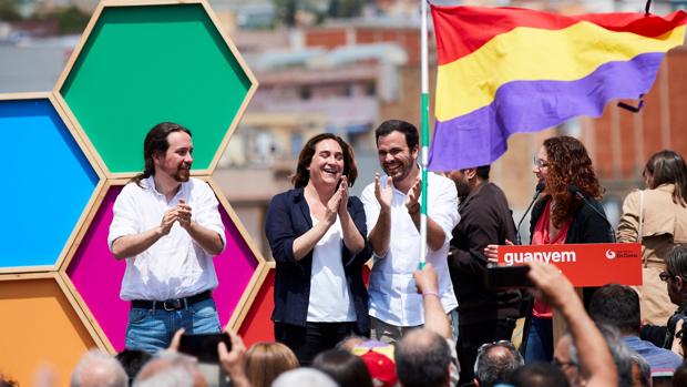 Pablo Iglesias, Ada Colau y Alberto Garzón se ríen ayer en un mitin celebrado en Barcelona