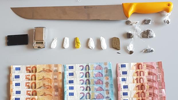 Parte del material y dinero decomisado a los detenidos