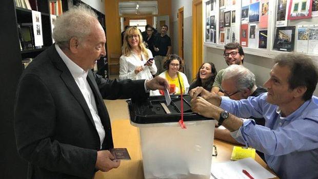 Punset, durante el referéndum del 1-O
