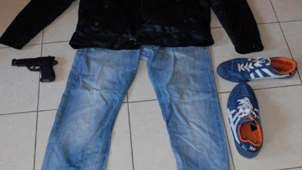 El arma y el atuendo del atracador de Benidorm