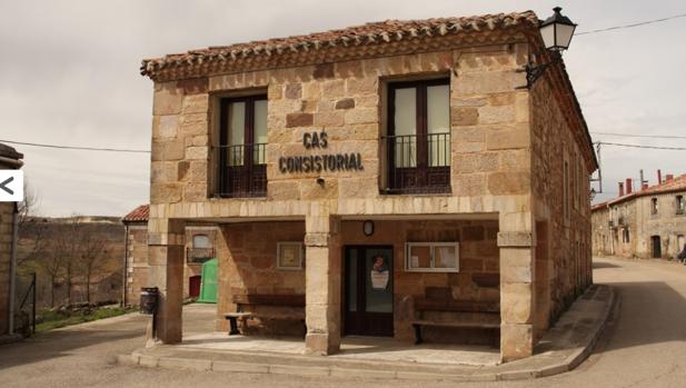La fachada del Ayuntamiento de Campolara (Burgos)