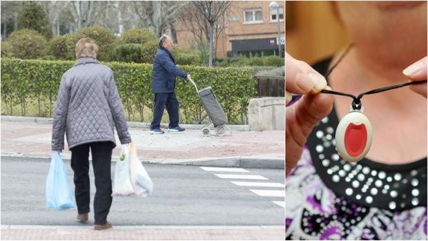 Dos ancianos caminan por Vallecas; a la dcha, una mujer sujeta un dispositivo de teleasistencia