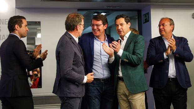 El presidente del PPdG, Alberto Núñez Feijóo ; el presidente del PP de Castilla y León, Alfonso Fernández Mañueco, y el líder de la formación en Andalucía, Juanma Moreno, durante la reunión del Comité Ejecutivo Nacional celebrada en Madrid