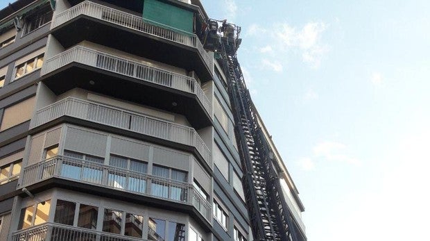 Edificio en el que se hallaba el anciano de 85 años hallado muerto en Alicante