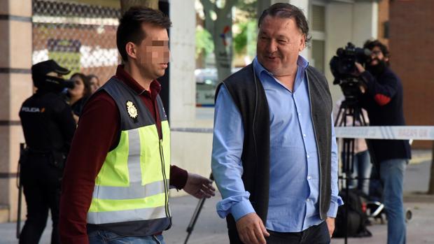 El presidente del Huesca, Agustín Lasaosa, a su salida de las oficinas del club tras ser detenido