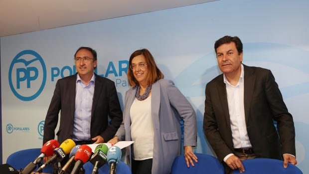 La presidenta del PP en Palencia, Ángeles Armisen, junto al candidato a la Alcaldía, Alfonso Polanco, y el procurador electo, Carlos Fernández Carriedo, analizan los resultados de las Elecciones Municipales y Autonómicas