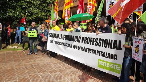 Sindicatos de profesores han protestado esta mañana ante la sede de Educación