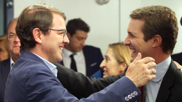 El presidente del PP, Pablo Casado, felicita al presidente del PP de Castilla y León, Alfonso Fernández Mañueco, por los resultados conseguidos en la elecciones autonómicas, al comienzo del Comité Ejecutivo del Partido