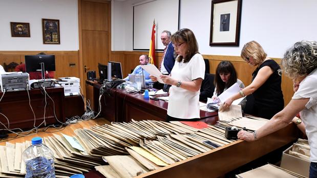 Un momento del recuento oficial realizado por la Junta Electoral de las elecciones municipales de León