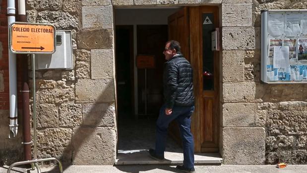 Un vecino de Hornillos del Camino (Burgos) se acerca a un colegio electoral para votar el pasado 26-M