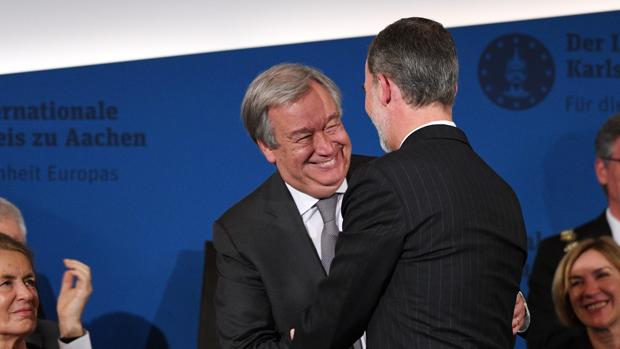 Don Felipe felicita al secretario general de Naciones Unidas, Antonio Guterres, por recibir el Premio Carlomango