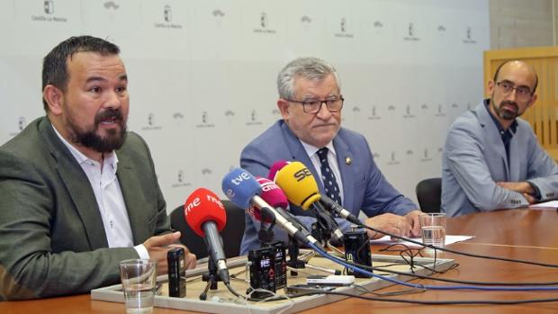 De izquierda a derecha: Juan Ramón Amores, director general de Deportes, Ángel Felpeto, consejero de Educación, y Javier Valenciano, decano de la Facultad de Educación de la UCLM