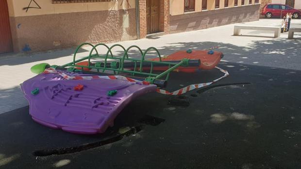 El juego infantil de la plaza de Aravaca en el suelo