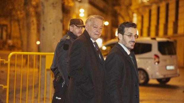 Salida del comisario Eugenio Pino tras prestar declaración en la Audiencia Nacional en enero