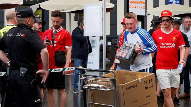 Aficionados del Liverpool en la estación de tren de Alicante, donde les han sido decomisadas las bebidas alcohólicas