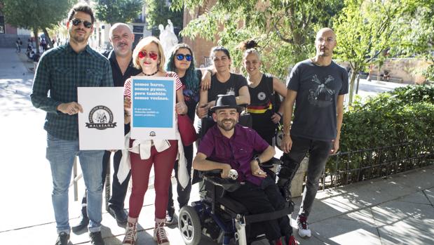 Carteles con las quejas del sector en la plaza del Dos de Mayo