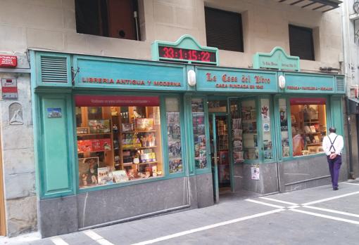 El reloj de la Casa del Libro de Pamplona marca lo que falta para Sanfermines