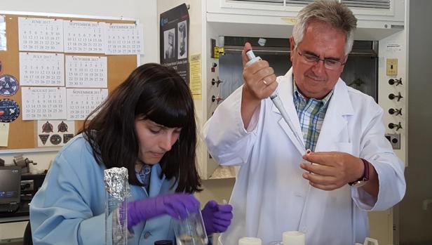 El doctor Medina en el laboratorio del CSIC donde trabaja