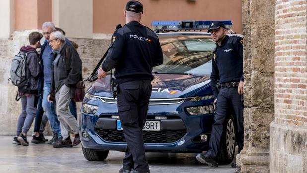 Patrulla de la Policía Nacional en una calle de Valencia