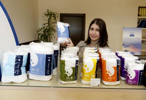 Personal de la compañía muestra algunos productos de la gama de sales