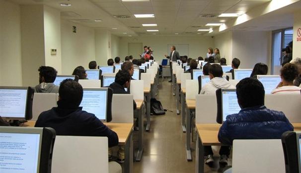 Alumnos realizando el exámen teórico para obtener el permiso de conducción