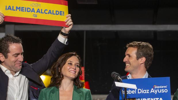 Teodoro García Egea, Isabel Díaz Ayuso y Pablo Casado, en Génova en la noche electoral del 26 de mayo