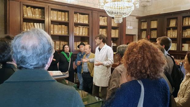 Especialistas de la Catedral de Santiago exponen el trabajo que realizan durante las visitas guiadas -