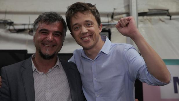 Íñigo Errejón, con el candidato de Más Madrid-Ganar Móstoles, Gabriel Ortega, el pasado 2 de mayo