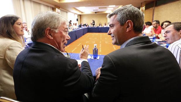José Manuel Tofiño y Álvaro Gutiérrez, a la izquierda, conversan durante la comisión