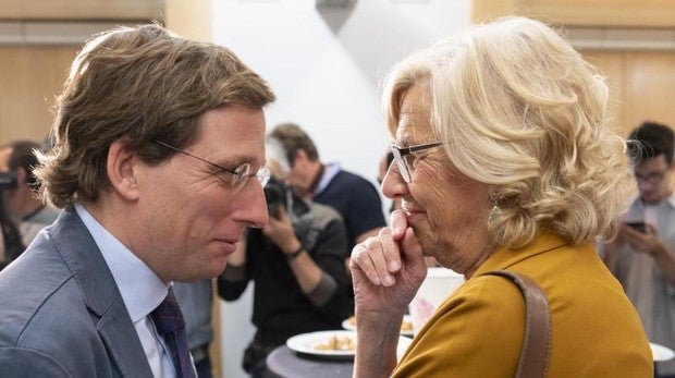 Almeida y Carmena, este miércoles, tras celebrarse el último Pleno del mandato