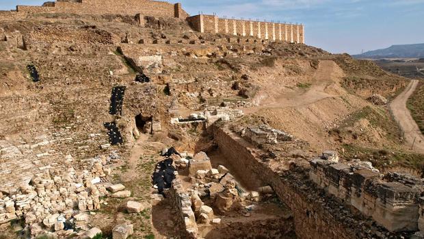 Vista panorámica de parte del yacimiento romano de Bílbilis. En primer plano, las ruinas de su teatro