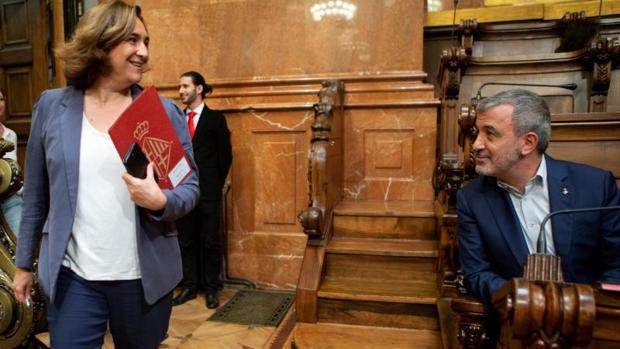 Colau y Collboni, este miércoles en el pleno de despedida del mandato municipal