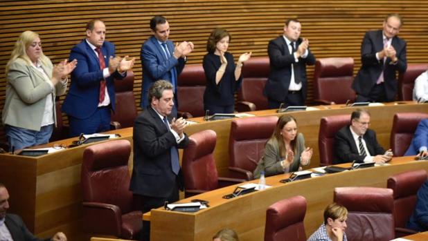La bancada de Vox en les Corts Valencianes, aplaudiendo este jueves la intervención de su diputada Ana Vega