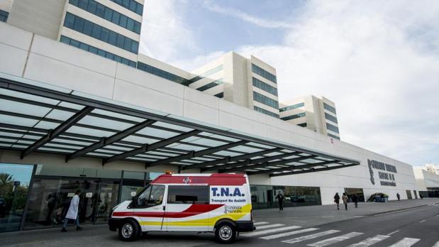 Una ambulancia en la entrada del hospital La Fe de Valencia
