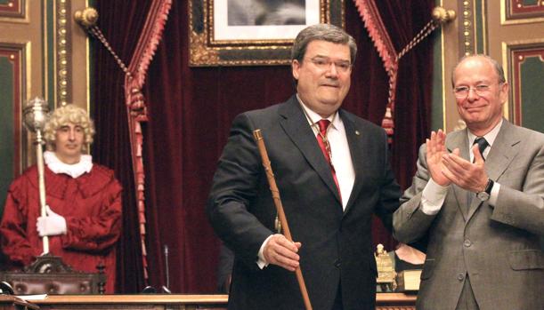 Juan María Aburto tras ser elegido, junto a su antecesor, Ibon Areso