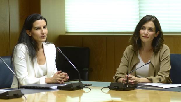 La popular Isabel Díaz Ayuso (izq.), junto a Rocío Monasterio (Vox)