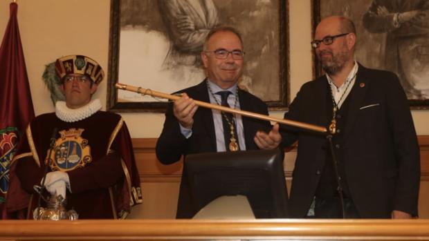 Bugallo muestra el bastón de mando, junto al alcalde saliente, Martiño Noriega