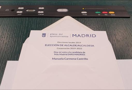 Papeleta a nombre de Manuela Carmena para la investidura