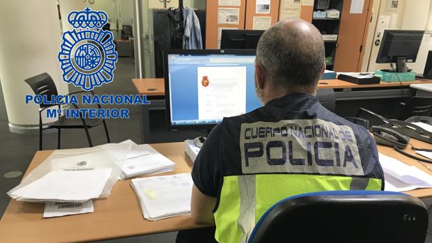 Un investigador de la Policía Nacional trabajando en el caso de los créditos falsos