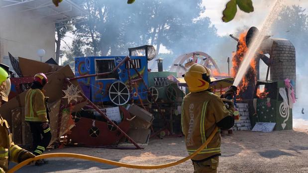 Un momento de la Cremà con los Bomberos extinguiendo el fuego