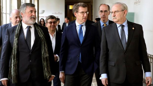 Feijóo y el conselleiro de Sanidade, en febrero, junto a representantes de los colegios médicos