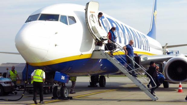 Pasajeros descienden de un avión de la compañía Ryanair
