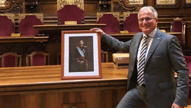Bou, en el salón de plenos con una imagen de Felipe VI