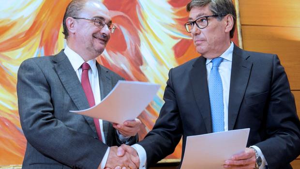 Podemos está dispuestos a permitir la investidura del Gobierno PSOE-PAR. En la imagen, el socialista Lambán y el líder del PAR, Arturo Aliaga