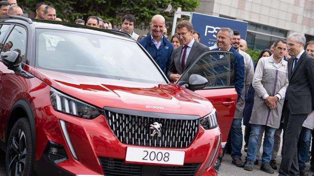 Feijóo y los responsables de PSA en Vigo con el nuevo todocamino de Peugeot