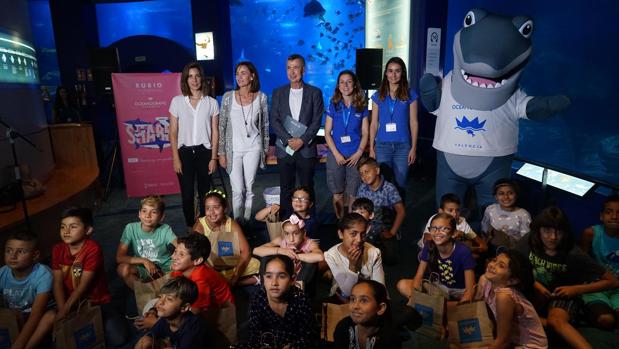 Alumnos de la escuela Ballester Fandos, de la Malvarrossa, con personal del Oceanogràfic y la editorial Rubio