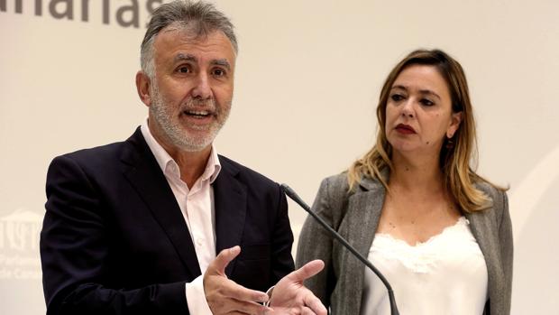 El secretario general del PSOE en Canarias, Ángel Víctor Torres y la portavoz del grupo socialista, Dolores Corujo