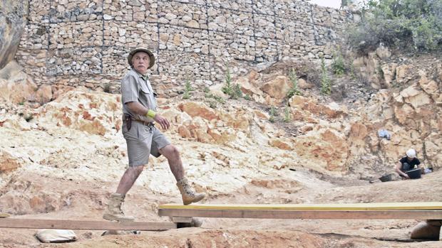El codirector de los yacimientos de Atapuerca, Eudald Carbonell, en Cueva Fantasma