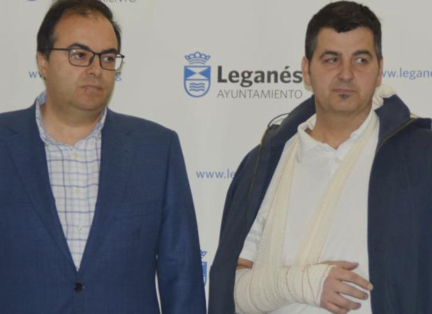 Santiago Llorente y Javier Márquez, en marzo de 2018, tras presentar la denuncia por la supuesta agresión